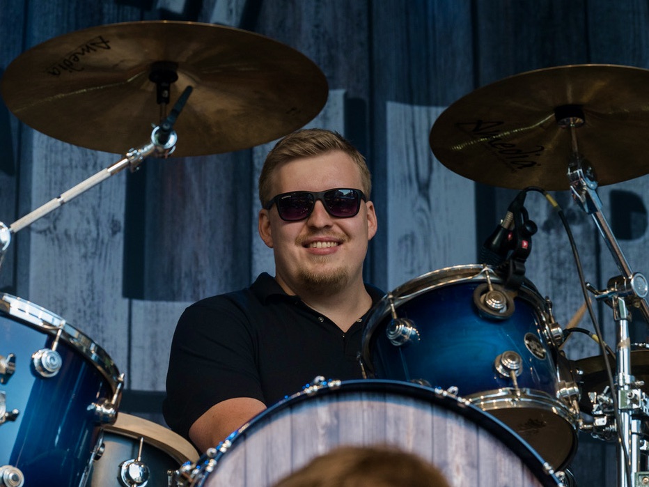  Benny Frankler - drums, Benny ist auch Schlagzeuger bei 'Connatural' und beim Tubeclub der 'Pacemaker'. Sein untrügliches Tempofeeling ist die Grundlage für die coolen Tubeclub-Grooves. 