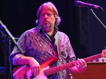  Thomas Frankler - Bass, Moog Taurus 1. Thomas ist auch Bassist bei den Bands 'Contract' und 'No Chance'. Er ist der Herrscher der Tiefen und erster chef de cuisine, wenn sich der Tubeclub in Bennys Haus zum proben trifft. Vater und Sohn Benny spielen zusammen im Tubeclub. 