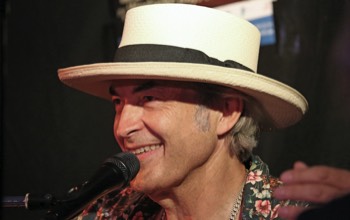  Peter Richter - guit, Hammond B3, piano, mandolin, vocals. Peter hat mit CBS/Sony Soloalben mit eigenen Songs herausgebracht und war u.a. singer/songwriter und Gitarrist bei den 'Crackers'. Er ist u.a. Produzent zahlreicher CDs, die auf seinem Label REPEAT RECORDS veröffentlicht werden. 