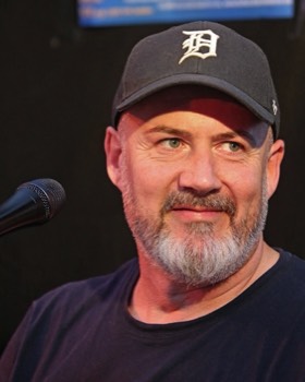  Edward Pelling - piano, Hammond B3, Hohner D6, percussion, vocals. Ed ist auch Drummer bei 'No Chance' und war keyboarder bei 'Contract'; Drummer bei 'Johnny & the Jonettes'; Drummer & Sänger beim 'Rock'n Roll Quartett; Drummer bei 'Holy Moly'. 