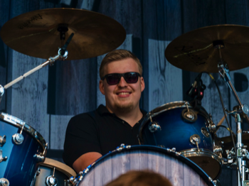  Benny Frankler - drums, Benny ist auch Schlagzeuger bei 'Connatural' und beim Tubeclub der 'Pacemaker'. Sein untrügliches Tempofeeling ist die Grundlage für die coolen Tubeclub-Grooves. 
